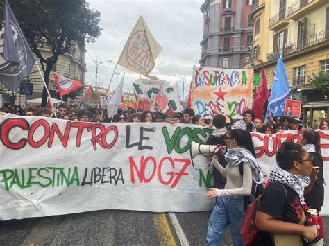 Corteo Contro Il G Difesa A Napoli Scritte Sotto La Sede Di Fratelli