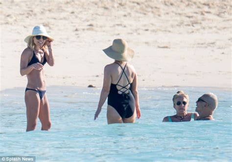 Kelly Ripa Shows Off Incredible Bikini Body In The Bahamas Daily Mail Online