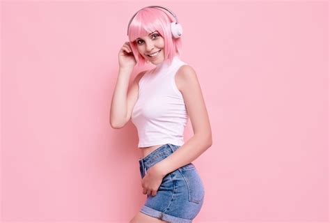 Portrait De Magnifique Fille Hipster Lumineux Aux Cheveux Roses Aime La