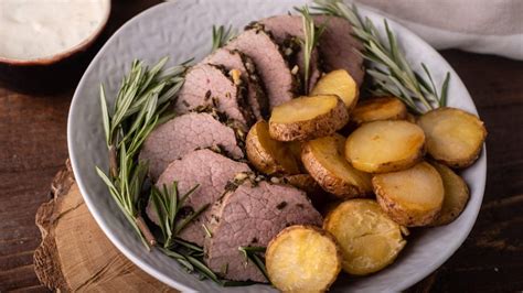 Garlic Rosemary Roast Beef: the effortless recipe for the classic ...