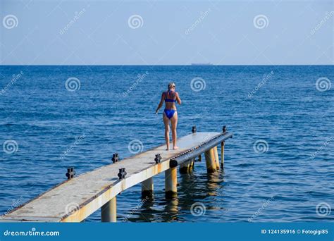 Una Muchacha Hermosa En Un Bikini Azul Camina El Embarcadero Al Mar Embarcadero Concreto Marino