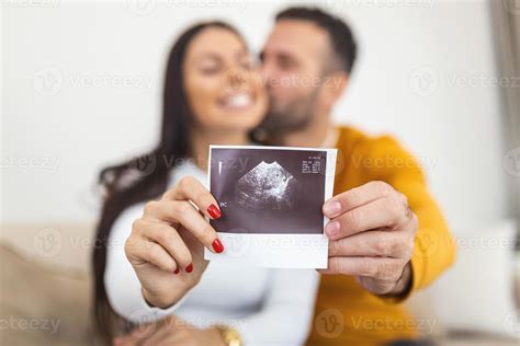 Mujer Embarazada Feliz Con Foto De Ultrasonido De Beb Abrazando A Su