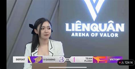 Nữ MC hot nhất Liên Quân bất ngờ để hình ảnh nhạy cảm xuất hiện ngay trên sóng vô tình bị đàn