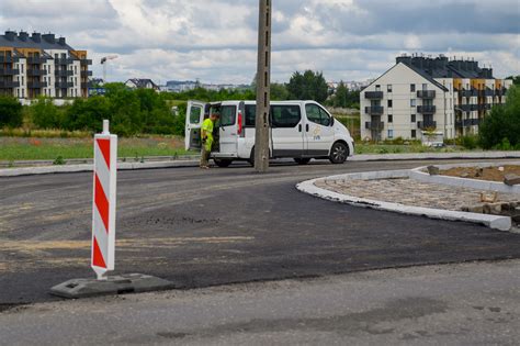 Urz Dnicy Dyskutuj A Na Rodku Drogi Stoi Potworek Czyja To Wina