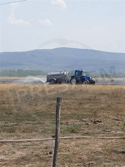 Foto Zeci De Hectare I Utilaje Distruse Ntr Un Incendiu N Jude Ul