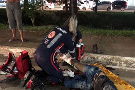 Motociclista Socorrido Em Estado Grave Ap S Colidir Contra Carro