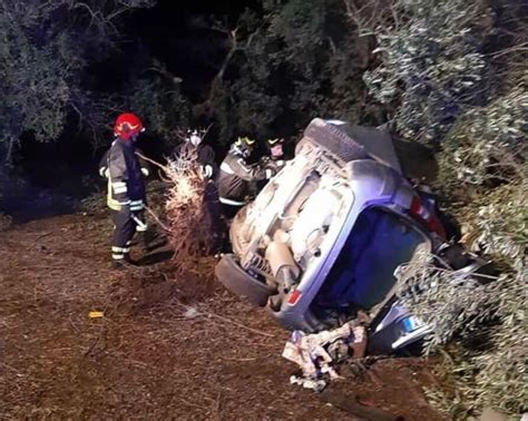 Auto Si Schianta Contro Un Albero Morti Due Ragazzi Di E Anni A