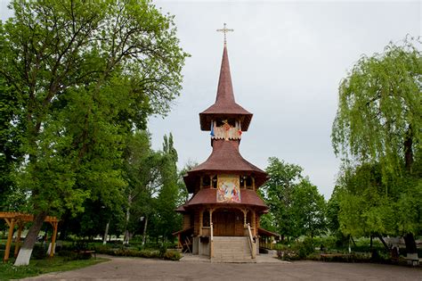 Cum a fost construită biserica maramureșeană de lemn la Soroca VIDEO