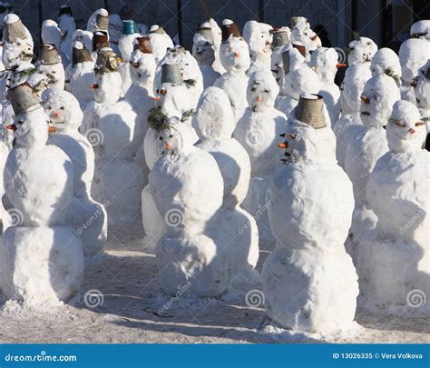 Foule De Bonhommes De Neige Image Stock Image Du Multitude Joie