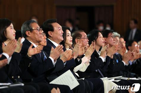 체포동의안 부결 뒤 尹·李 만났지만대화 없이 짧은 악수만 네이트 뉴스