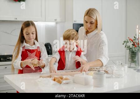 Une mère apprend à sa fille et à son petit fils comment faire des