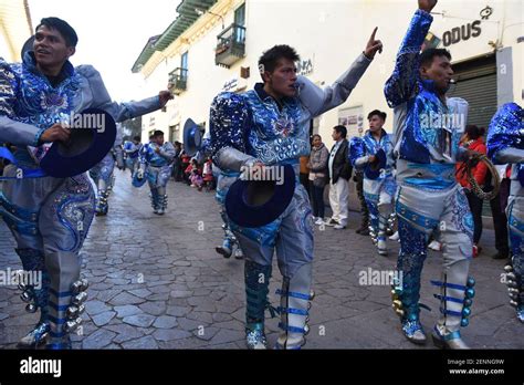 Los Juerguistas Que Visten Trajes Tradicionales Bailan Durante El