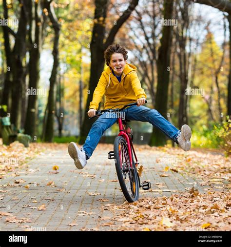 Teen boys riding bikes hi-res stock photography and images - Alamy