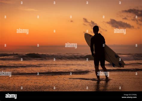 Silueta De Un Surfista Contemplando El Atardecer La Playa De Sanur