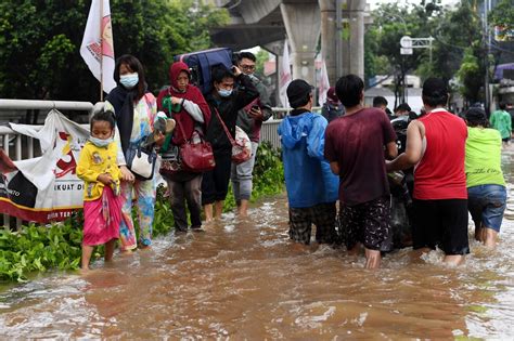 Indonesia Floods Over 1000 Forced To Evacuate As Monsoon Creates