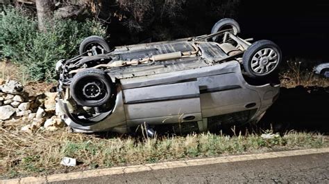 Auto Si Ribalta E Colpisce Un Muretto Illeso Il Conducente