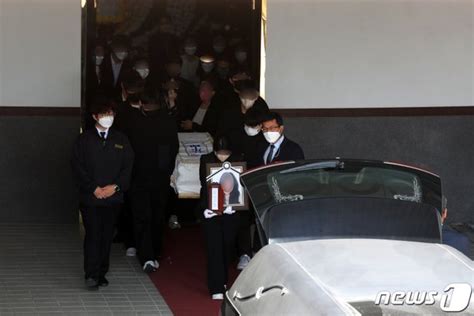 아이고 우리 딸 통곡 속 이태원 참사 20대 희생자 발인 네이트 뉴스