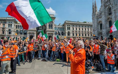 Gilet Arancioni In Centinaia Nelle Piazze Italiane Ma Senza Mascherine