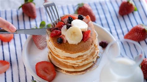 Hot cakes de avena con esta receta prepararás un platillo delicioso y bajo en calorías Gastrolab