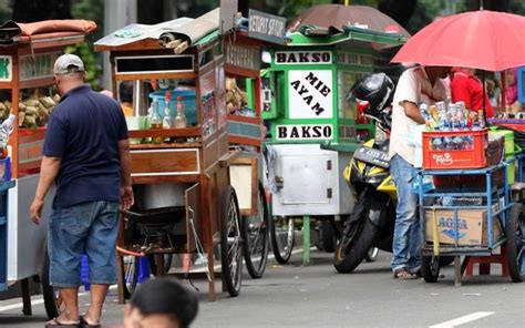 MENILIK PERLINDUNGAN BAGI PARA PEKERJA INFORMAL YogyakartaLawHouse