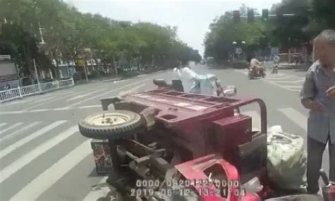 大爷闯红灯撞上轿车，辅警帮赔钱遭车主拒绝：我就要他赔