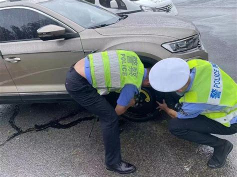 白城分局：雨中一抹温暖的“警察蓝” 为民服务澎湃号·政务澎湃新闻 The Paper