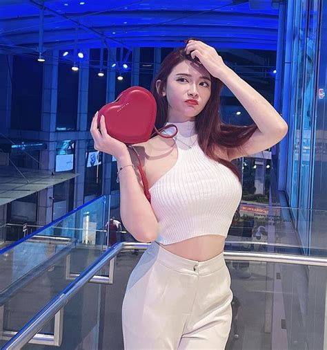 Đỏ mặt hot girl xinh đẹp mặc hở khoe dáng bốc lửa chơi bowling