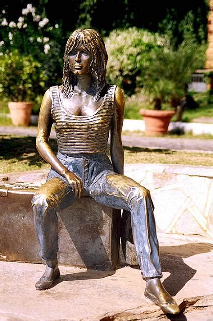 La Escultura De Brigitte Bardot En B Zios Brasil