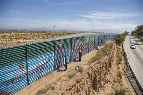 Enrique Chiu el migrante y artista que une a través del Muro de la