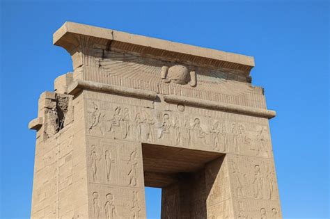 Un arco de piedra con un cartel que dice jeroglíficos Foto Premium