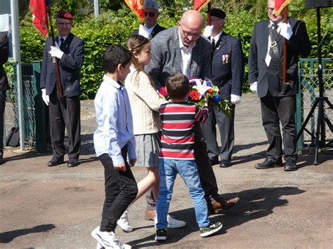 Chalon sur Saône Les enfants honorent la mémoire de Jean Moulin