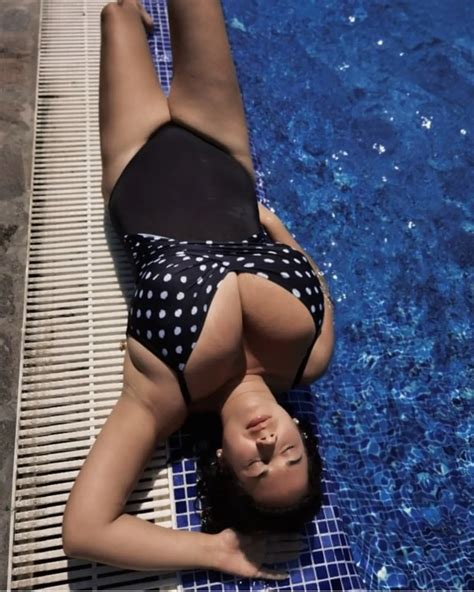 Big Bikini Boobs Scrolller