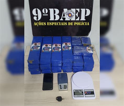 Jovem é preso após polícia encontrar tijolos de maconha escondidos em