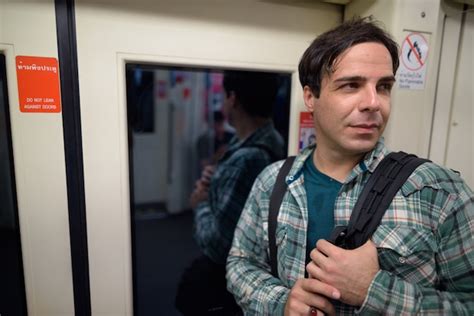 Hombre guapo turista persa en el interior del tren subterráneo Foto