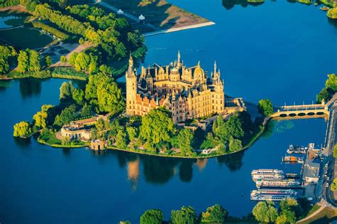 Schwerin aus der Vogelperspektive Schweriner Schloß und Landtag in der