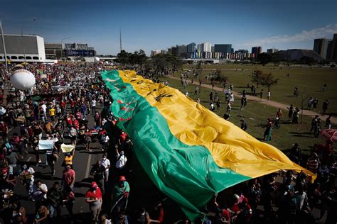 Milhares De Manifestantes Fazem Atos Em Todo O Pa S Contra Bolsonaro E