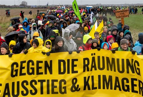 Gro Demonstration In L Tzerath Menschen Fordern Schnellen