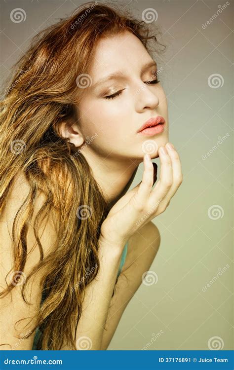 Vrouw Met Mooie Lange Blonde Krullende Haren Stock Afbeelding Image Of Kappers Mooi