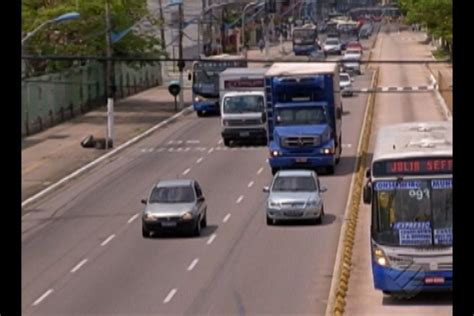 Caminhões pesados circulam irregularmente em horários proibidos em