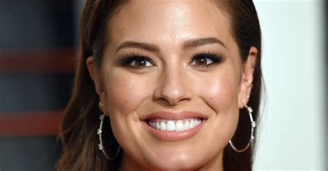 Ses gros seins débordent de son bikini Ashley Graham a partagé une