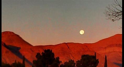 Incredible Amateur Photos Of The Moon Moonrise Over Franklin Mountains