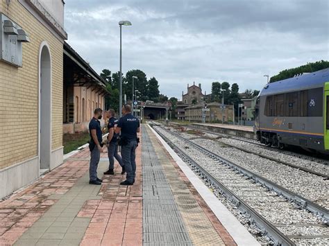 Macerata Ragazzina Stesa Sui Binari In Galleria Il Treno Si Ferma In