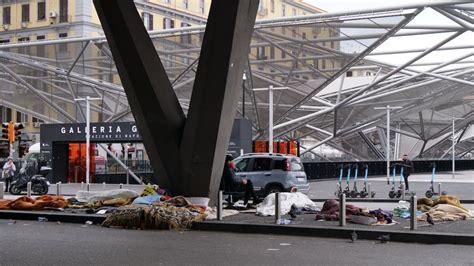 Emergenza Freddo A Napoli Ma I Clochard Restano Nelle Strade