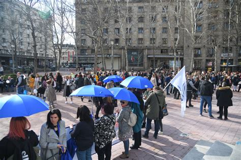 Protest vaspitačica u centru Beograda Njih oko 1000 ima važnu poruku