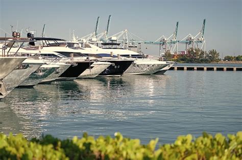 Barcos de yates de lujo en el puerto marítimo de south beach ee uu