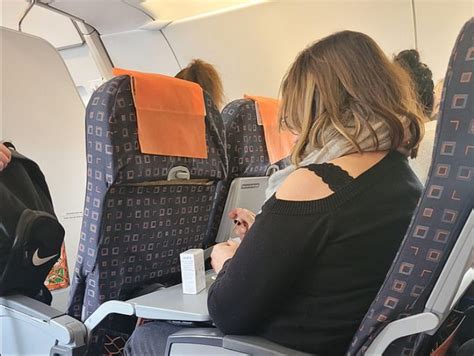 O Femeie I A Dat Unghiile Cu Oj N Timpul Unui Zbor Cu Avionul