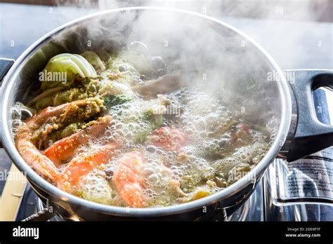 Crab Hot Pot Hi Res Stock Photography And Images Alamy