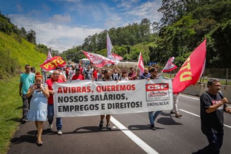 Trabalhadores da Avibras fecham a Tamoios e exigem pagamento de salário