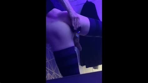 Il Piccolo Culo A Bolla Si Scopa Da Solo Con Un Dildo Della BBC