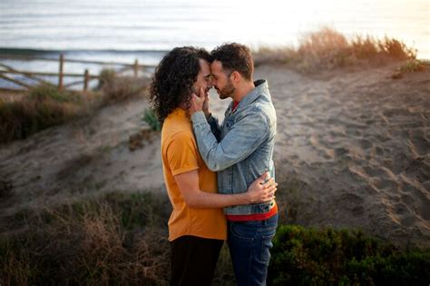 Vue D Un Couple Gay Affectueux Et Passant Du Temps Ensemble Sur La